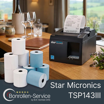 Ein Bondrucker Star TSP 143III steht in einem Lokal in der Eifel auf dem Tresen neben einem Stapel weißer und blauer Bonrollen